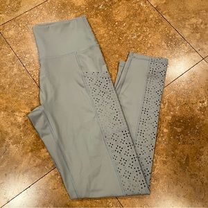 -NWOT Aerie high rise laser cut floral 7/8 leggings • size large